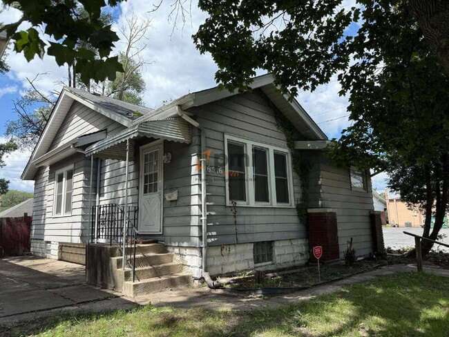 Building Photo - 6516 Meadow Ln Ave