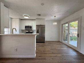 Building Photo - 622 Bradley St