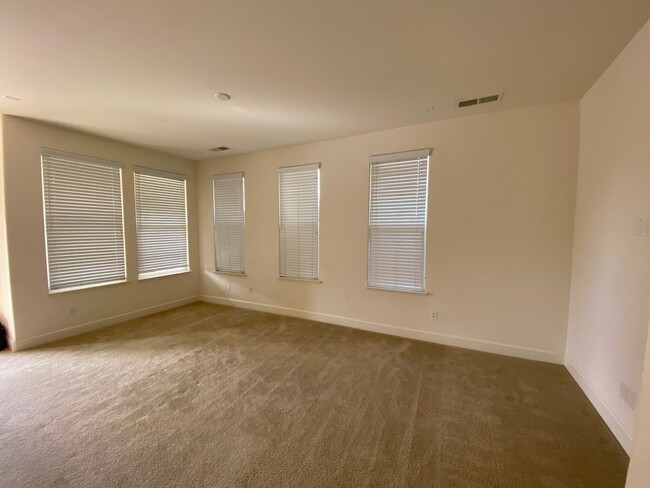 Building Photo - Beautiful home next to park in newer area ...