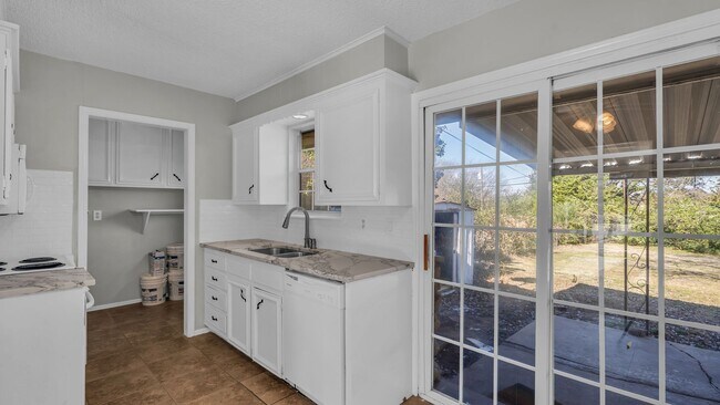 Foto del edificio - E 35th St Duplex