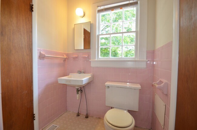 Foto del edificio - Charming 2-Bedroom, 2-Bath Single-Family Home with Sunroom & Wooded Views