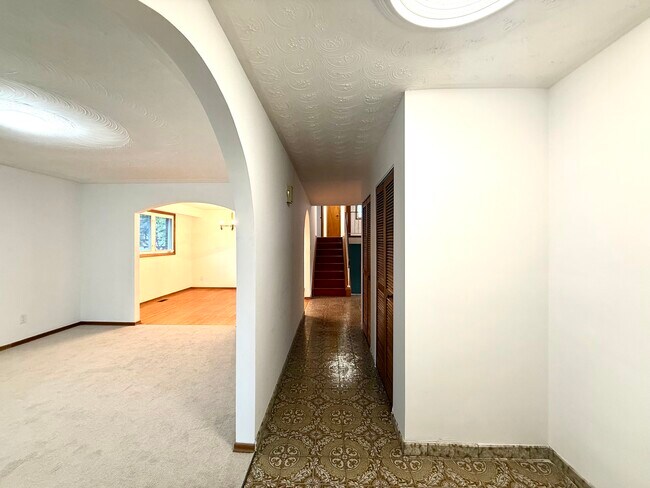 Photo du bâtiment - Unit 1-100 Taymall Street Hamilton Ontario L8W 1Z4