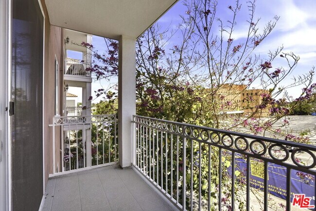 Foto del edificio - 3740 Santa Rosalia Dr