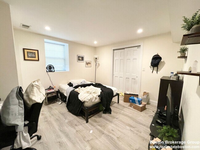 Building Photo - FAIRLY PRICED RENOVATED 6 bed 3 bath in Mission Hill.... don't miss ou!!