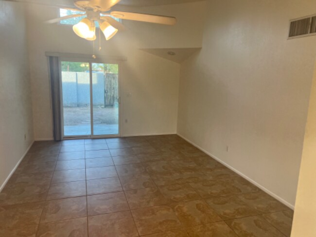 Foto del edificio - 2110 N Bell Ave