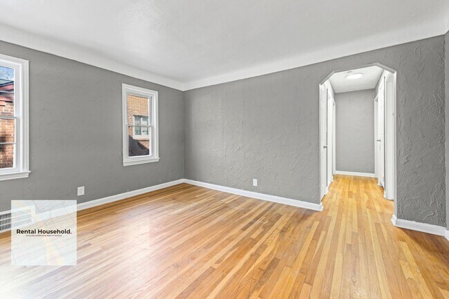 Building Photo - Stunning Renovated 3-Bedroom Bungalow
