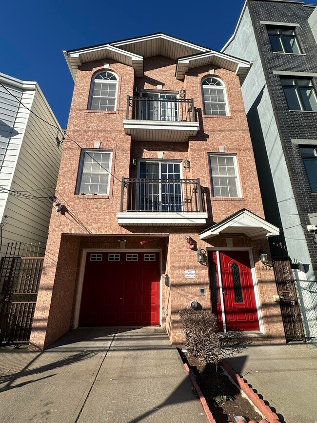 Building Photo - 272 St Pauls Ave