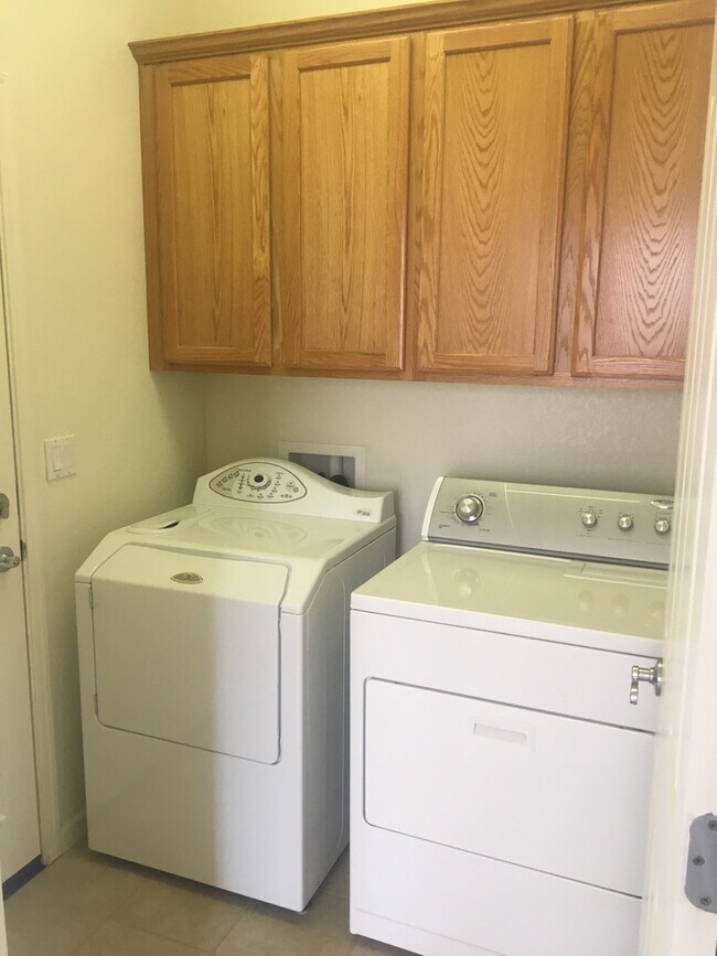 Building Photo - COMING SOON! Single Story 4 Bed in Curti R...