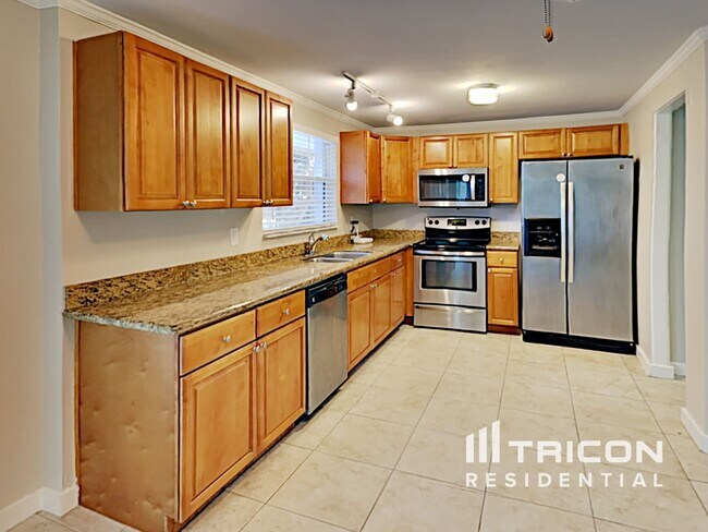 Building Photo - 5560 Waneta Pl