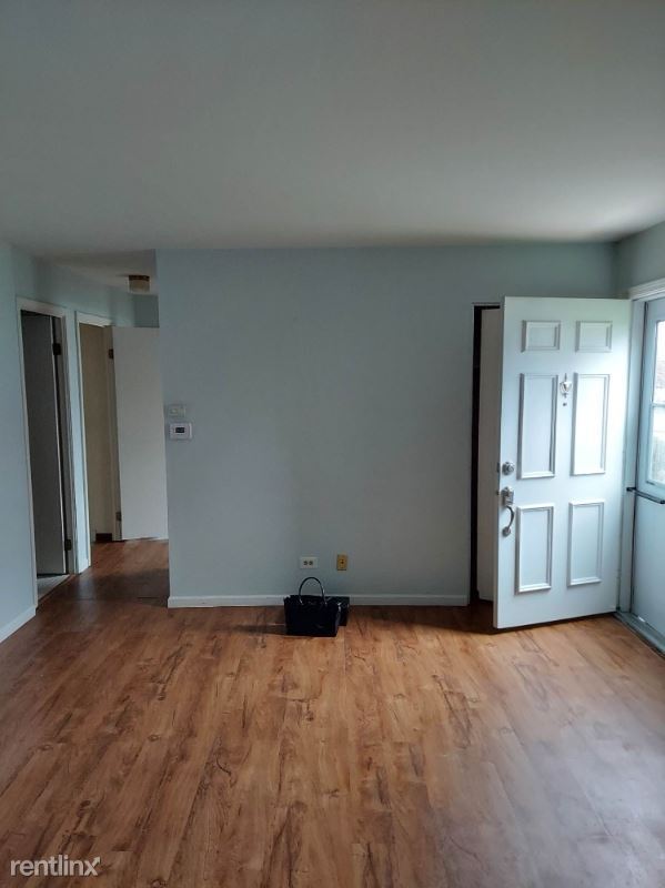 Building Photo - 2 br, 1 bath Townhome - 2135 Hassell Rd