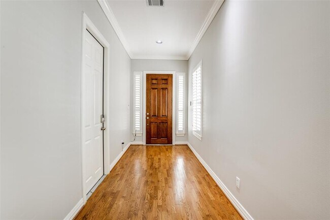 Building Photo - 5714 Val Verde St