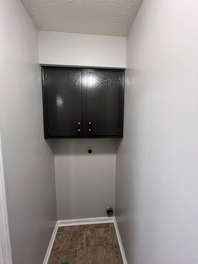 Building Photo - 213 Elas Ct