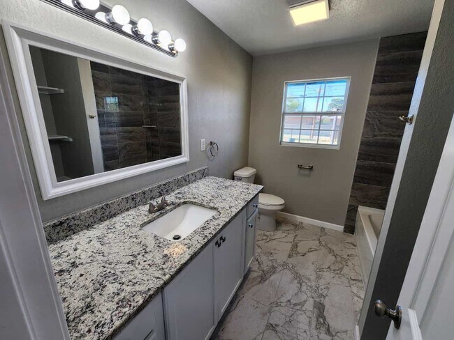Foto del edificio - 2415 E 21st St