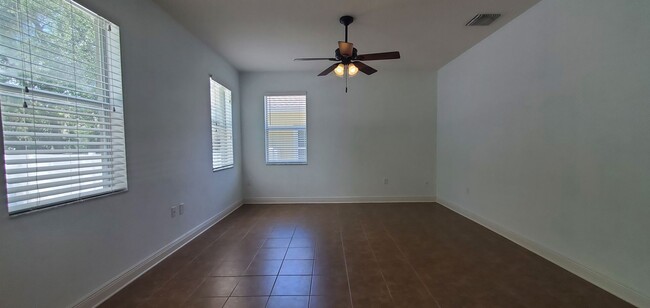 Building Photo - Gorgeous 4-Bedroom, 3-Bathroom Home in Tampa