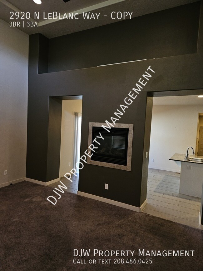 Building Photo - 3 Bed w/Ensuite Bath PLUS Guest Bath, Fire...