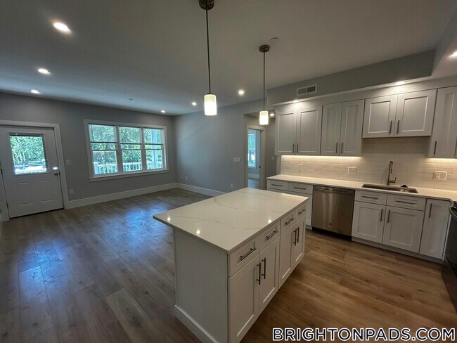 Building Photo - 124 Kenrick St