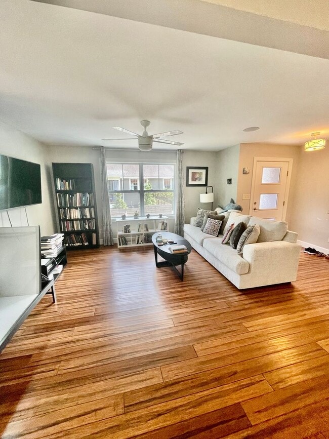 Building Photo - 10 Oak Forest Dr