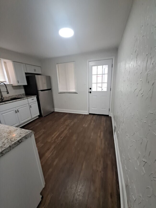 Building Photo - 700 Ridgeside Pl