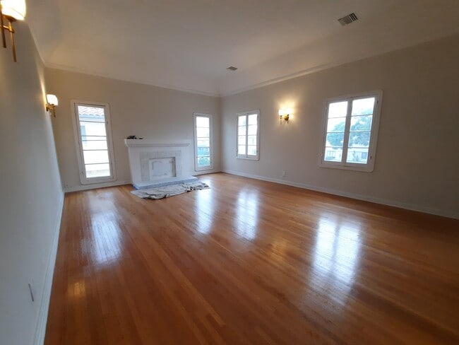 Building Photo - 1106 S Cochran Ave