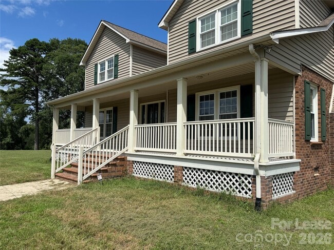 Building Photo - 2417 Lynwood Dr