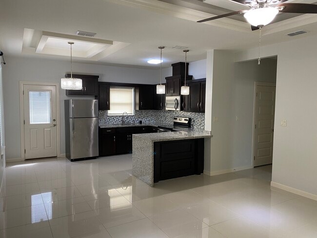 Building Photo - 904 E Myrtle Beach Ave