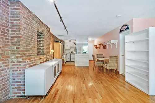 Primary Photo - 250 W 15th St