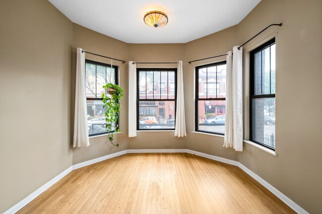 Building Photo - 909 W Buena Ave