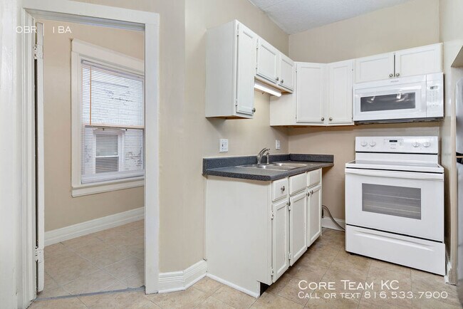 Building Photo - Studio off 39th Street!