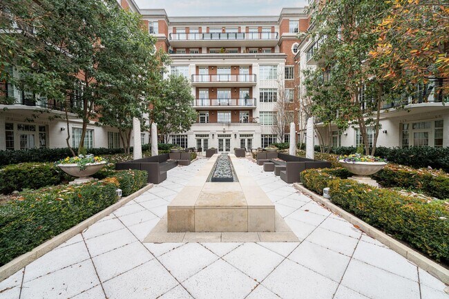 Foto del edificio - 6900 Fleetwood Rd