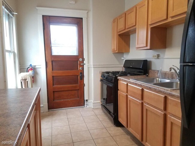 Foto del edificio - 3130 N Downer Ave