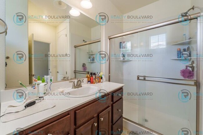 Building Photo - Beautiful NEXTGEN home! Home and Quest Qua...