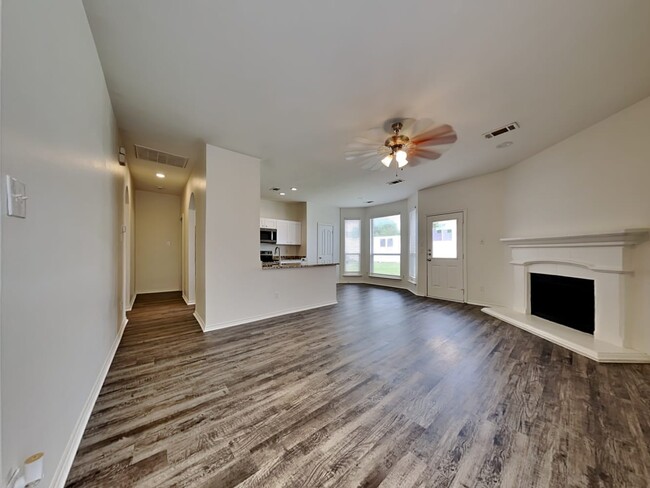 Building Photo - 628 Caravan Dr