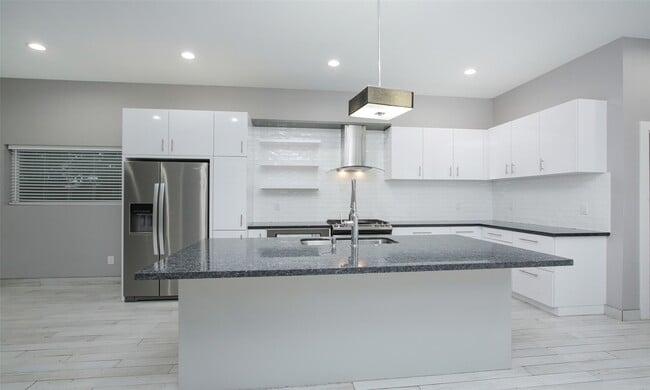 Building Photo - 309 E 43rd St