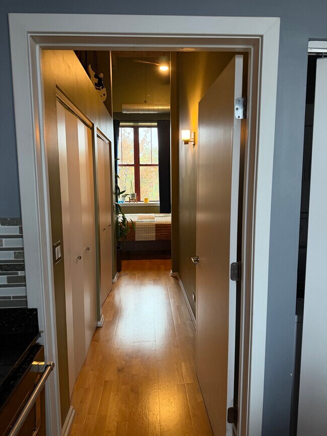 Entrada al dormitorio principal con armarios para él y para ella. - 1061 W 16th St