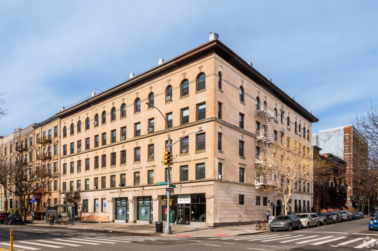 Building Photo - 200 W 112th St