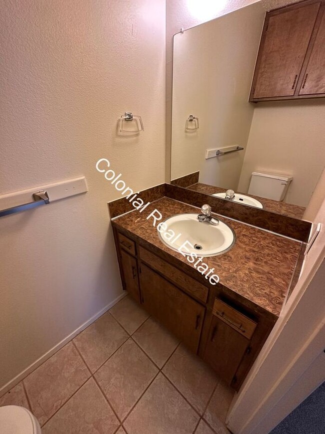 Building Photo - Spacious and updated 2 bedroom 1 & 1/2 bat...