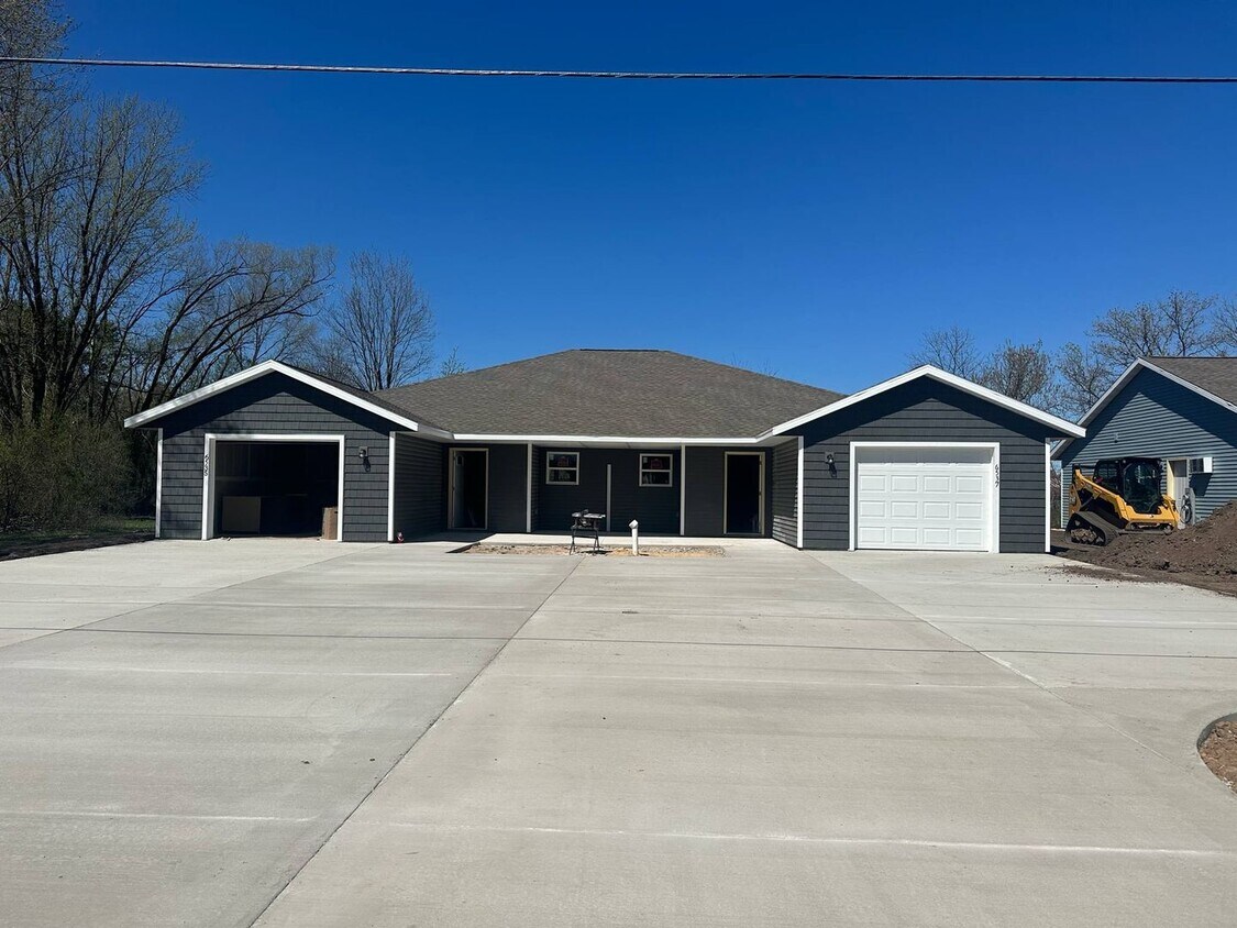 Building Photo - 2 Bedroom Duplex