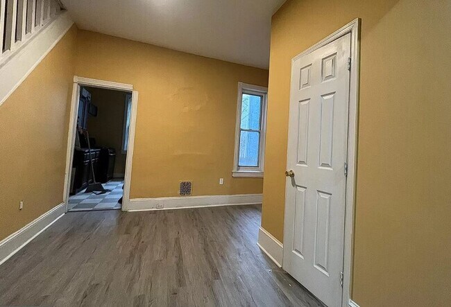 Building Photo - 54 Farson St