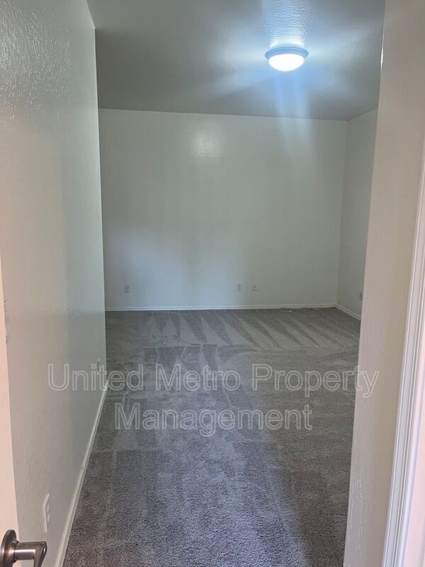 Building Photo - 979 Fairway Dr
