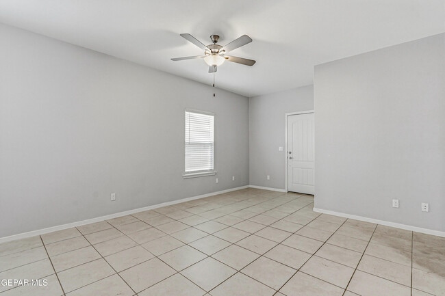 Building Photo - 11500 Summer Dr