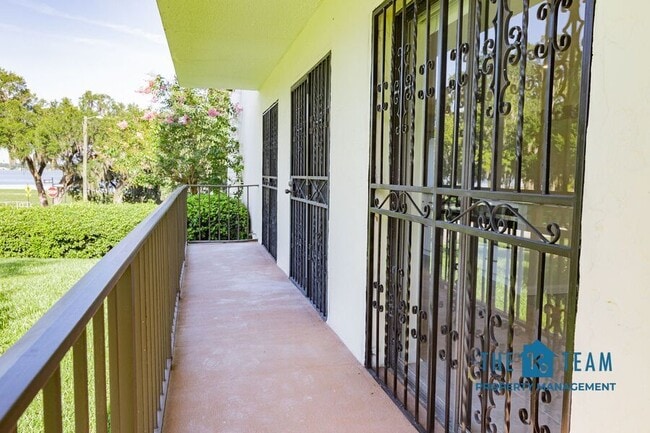 Building Photo - 208 Lake Howard Dr SW