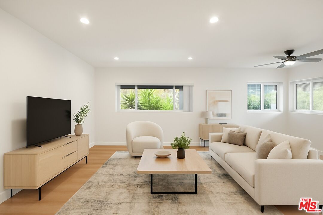 Foto principal - 8440 Willoughby Ave