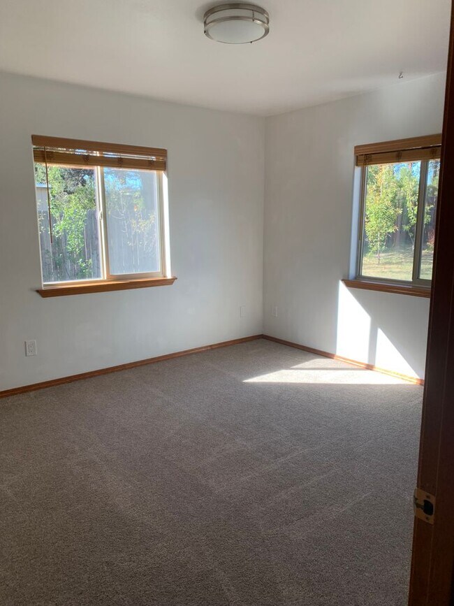 Building Photo - Cute Home in Sisters close to Downtown