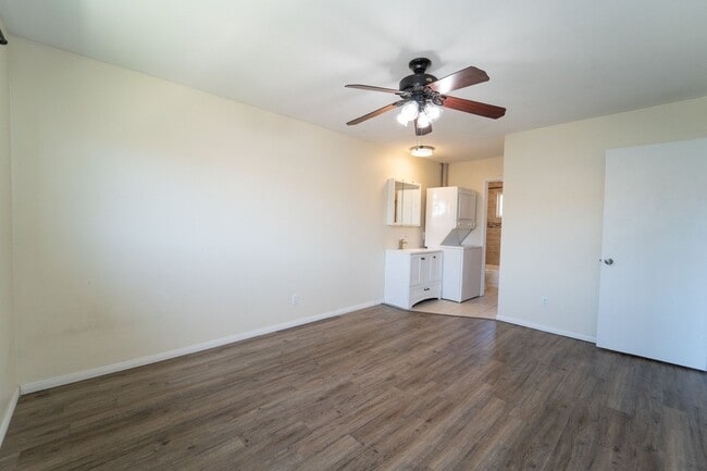 Foto del edificio - Lakeside Gem- Upstairs 1 Bed w/all amenities. A must see, Don't Wait!- Ready Now!