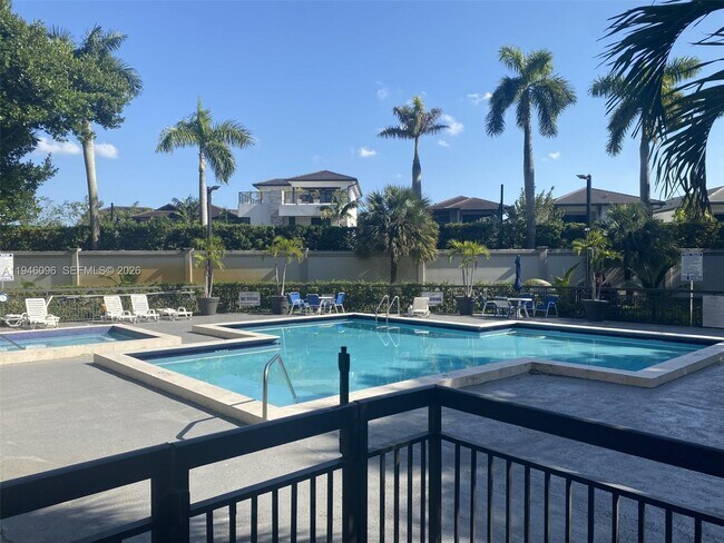 Foto del edificio - 8290 Lake Dr