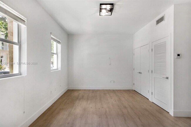 Building Photo - 624 Santander Ave
