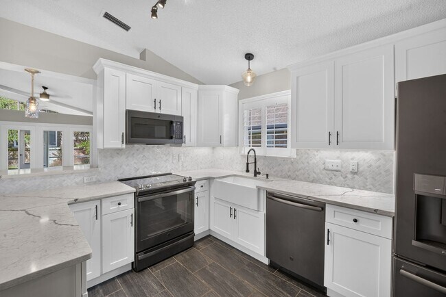 Foto del edificio - Renovated Brick Home in Gated Community