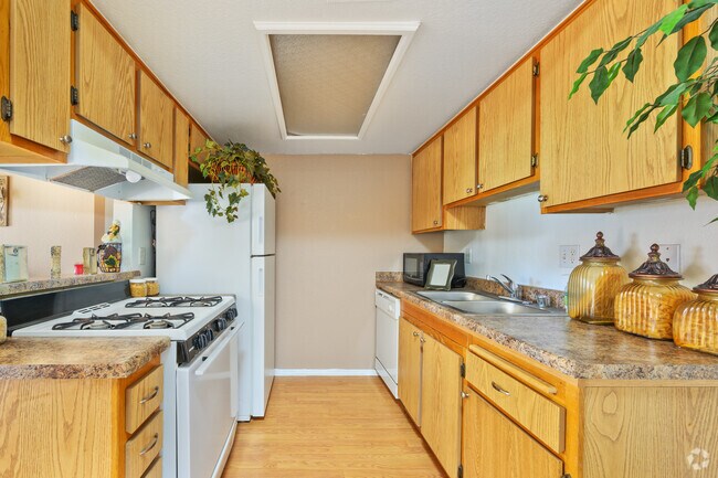 2 habitaciones, 2 baños, 964 pies cuadrados, cocina - Newporter Apartments
