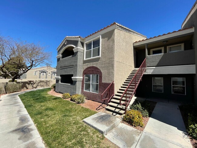Foto del edificio - Gorgeous 2nd Floor Unit-Available Now!