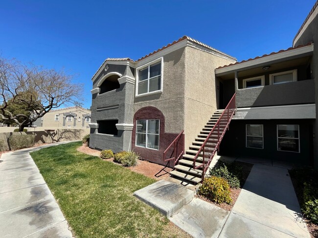 Building Photo - Gorgeous 2nd Floor Unit-Available SOON!